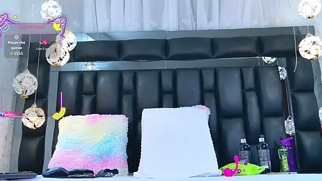 Snapshot of AuraRoss chatting on 12, 11, 2025 AuraRoss online show from 12, 11, 2025