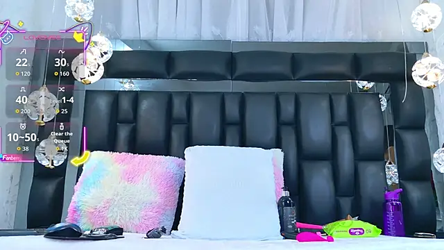 Snapshot of AuraRoss chatting on 22, 11, 2025 AuraRoss online show from 22, 11, 2025