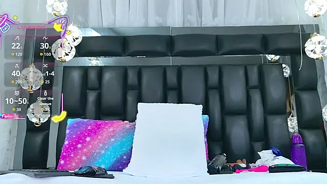 Snapshot of AuraRoss chatting on 30, 11, 2025 AuraRoss online show from 30, 11, 2025