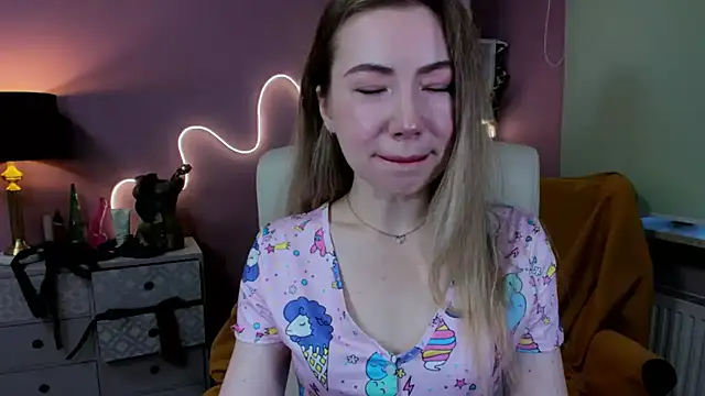 Snapshot of Mia_Tasty chatting on 3, 10, 2025 Mia Tasty online show from 3, 10, 2025