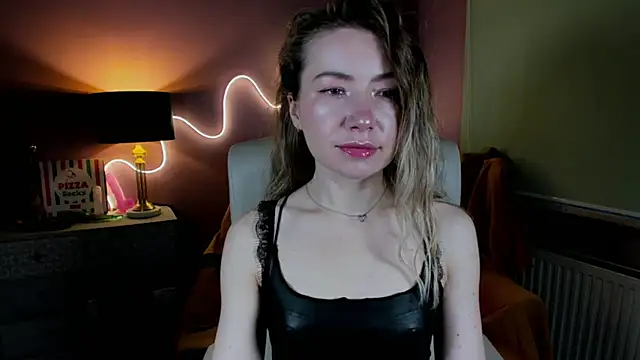 Snapshot of Mia_Tasty chatting on 5, 12, 2025 Mia Tasty online show from 5, 12, 2025