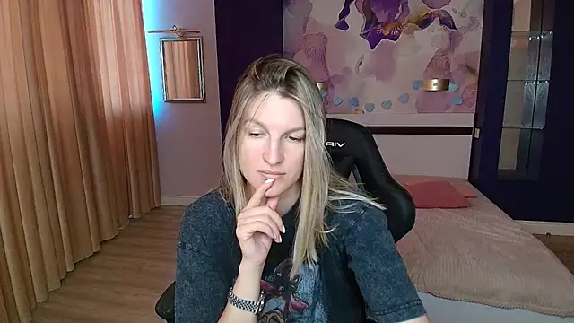 EmilyWalkeri online show from 12, 7, 2026