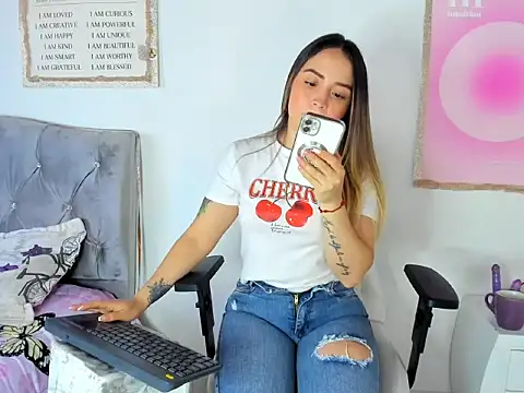 Snapshot of cindy_love2 chatting on 25, 11, 2025 cindy love2 online show from 25, 11, 2025