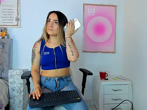 Snapshot of cindy_love2 chatting on 4, 12, 2025 cindy love2 online show from 4, 12, 2025