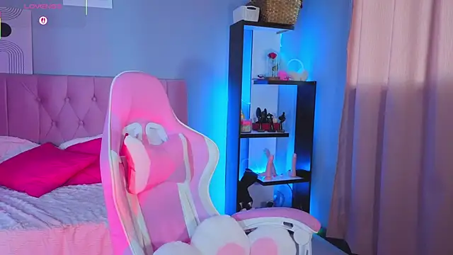 Snapshot of LoaLuxury chatting on 24, 10, 2025 LoaLuxury online show from 24, 10, 2025