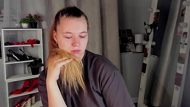 Snapshot of Rebecca_Kelly chatting on 4, 10, 2025 Rebecca Kelly online show from 4, 10, 2025