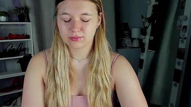 Snapshot of Rebecca_Kelly chatting on 8, 10, 2025 Rebecca Kelly online show from 8, 10, 2025