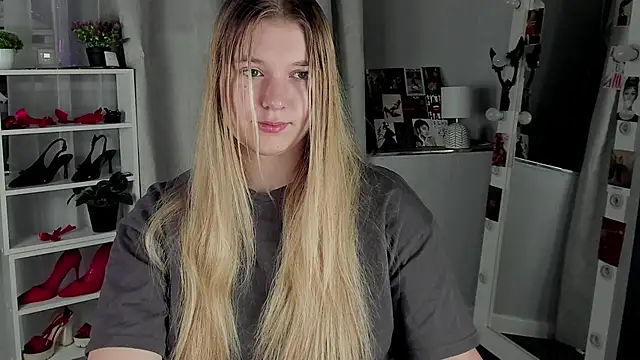 Snapshot of Rebecca_Kelly chatting on 4, 11, 2025 Rebecca Kelly online show from 4, 11, 2025