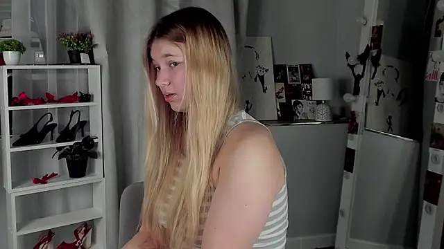 Snapshot of Rebecca_Kelly chatting on 5, 11, 2025 Rebecca Kelly online show from 5, 11, 2025