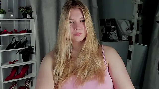 Snapshot of Rebecca_Kelly chatting on 11, 11, 2025 Rebecca Kelly online show from 11, 11, 2025