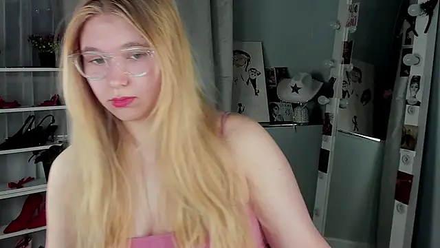 Snapshot of Rebecca_Kelly chatting on 20, 11, 2025 Rebecca Kelly online show from 20, 11, 2025