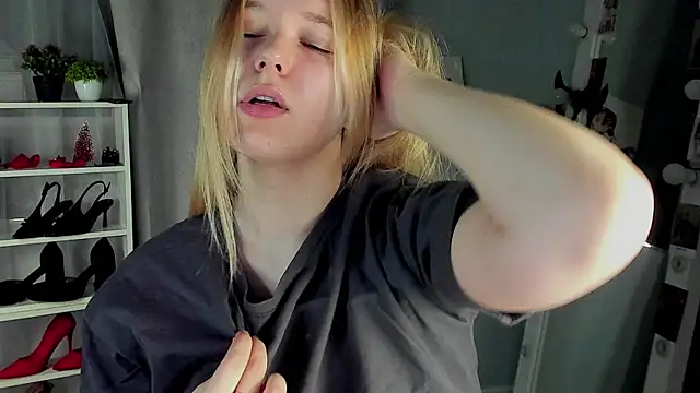 Snapshot of Rebecca_Kelly chatting on 20, 12, 2025 Rebecca Kelly online show from 20, 12, 2025