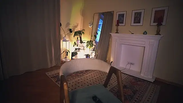 Snapshot of Leona_Mell chatting on 5, 1, 2025 Leona Mell online show from 5, 1, 2025