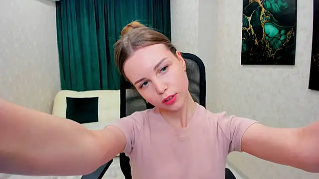 Snapshot of MileyWings chatting on 3, 3, 2025 MileyWings online show from 3, 3, 2025