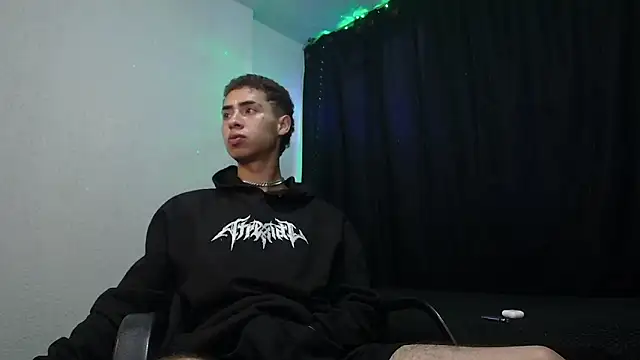 Snapshot of sexybat_twink chatting on 9, 3, 2025 sexybat twink online show from 9, 3, 2025