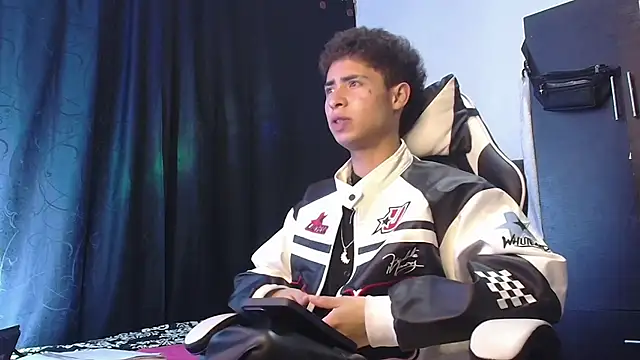 sexybat twink online show from 4, 12, 2025