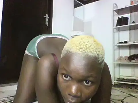 Snapshot of sexyqueen02 chatting on 5, 3, 2025 sexyqueen02 online show from 5, 3, 2025