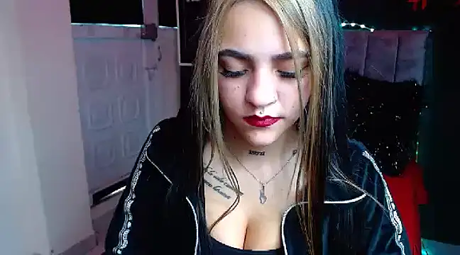 Snapshot of Violettasquirt chatting on 7, 1, 2025 Violettasquirt online show from 7, 1, 2025