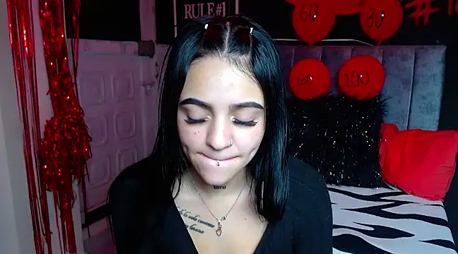 Snapshot of Violettasquirt chatting on 4, 3, 2025 Violettasquirt online show from 4, 3, 2025