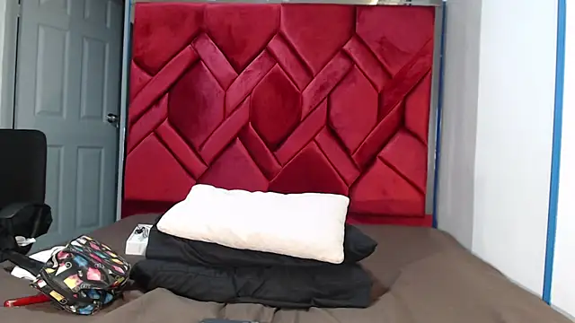 EvaMills1 online show from 9, 3, 2025