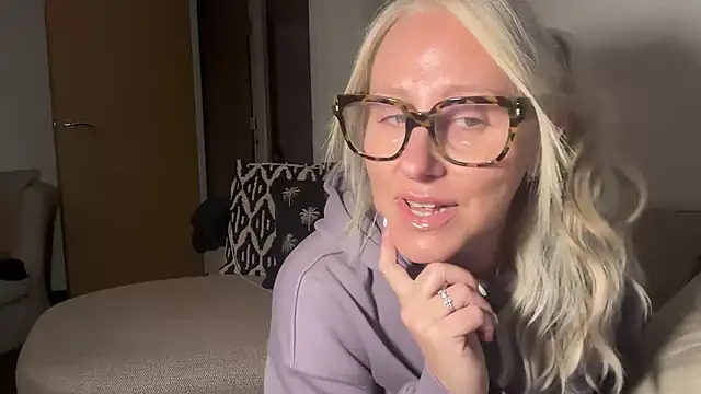 MelodyCollinsUk online show from 2, 3, 2025