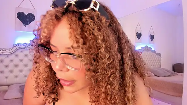 NiaColusi online show from 22, 9, 2025