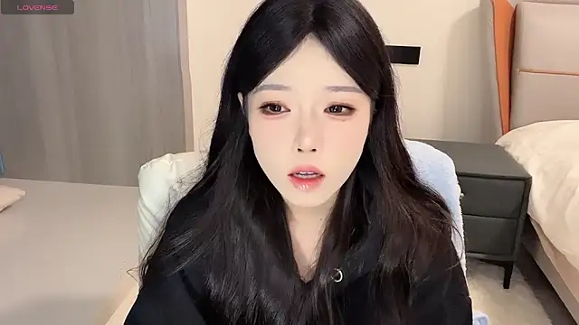 Snapshot of Q-ing chatting on 4, 1, 2025 Q-ing online show from 4, 1, 2025