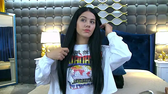 Snapshot of LeyaCass chatting on 10, 9, 2025 LeyaCass online show from 10, 9, 2025