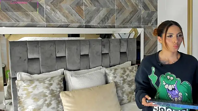 Snapshot of TaniaSmith1 chatting on 20, 11, 2025 TaniaSmith1 online show from 20, 11, 2025