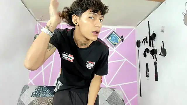 Fresahot2005 online show from 30, 1, 2025