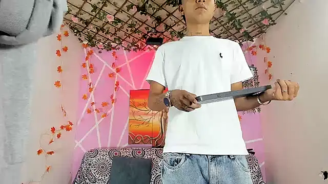 Snapshot of Fresahot2005 chatting on 4, 12, 2025 Fresahot2005 online show from 4, 12, 2025