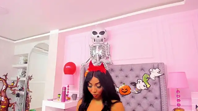 HaileeRoberts online show from 24, 10, 2025