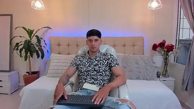 Snapshot of Cristopher_strong chatting on 13, 1, 2025 Cristopher strong online show from 13, 1, 2025