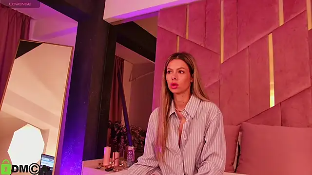 Snapshot of AllenaMoon chatting on 8, 9, 2025 AllenaMoon online show from 8, 9, 2025