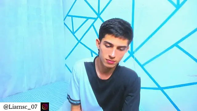 Snapshot of liam_scott77 chatting on 14, 11, 2025 liam scott77 online show from 14, 11, 2025