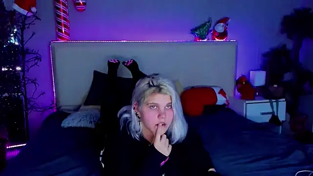 Snapshot of JoannLowe chatting on 3, 1, 2025 JoannLowe online show from 3, 1, 2025