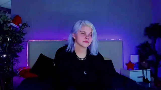 Snapshot of JoannLowe chatting on 4, 1, 2025 JoannLowe online show from 4, 1, 2025