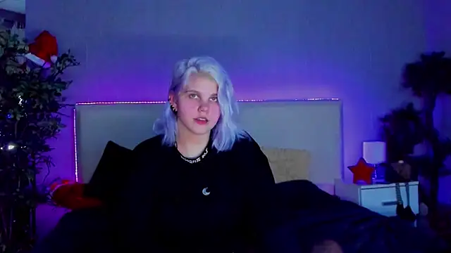 Snapshot of JoannLowe chatting on 5, 1, 2025 JoannLowe online show from 5, 1, 2025