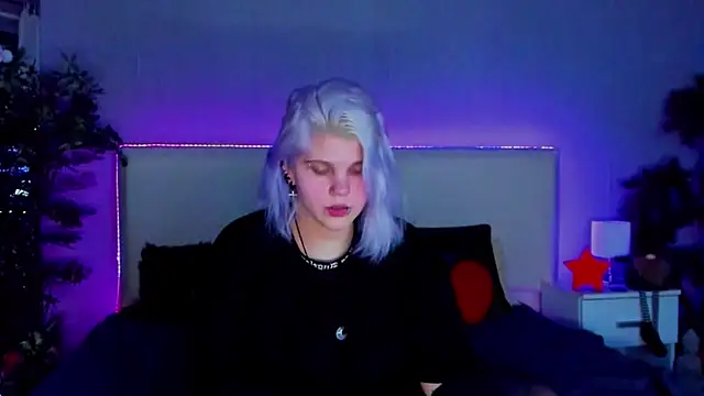 Snapshot of JoannLowe chatting on 5, 1, 2025 JoannLowe online show from 5, 1, 2025