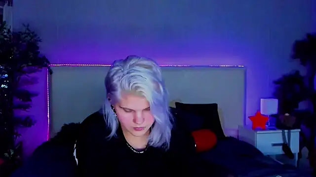 Snapshot of JoannLowe chatting on 6, 1, 2025 JoannLowe online show from 6, 1, 2025