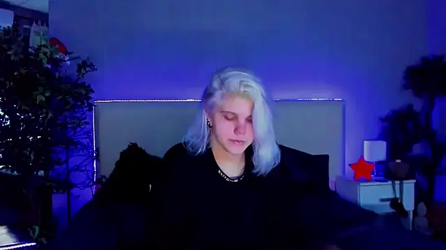 Snapshot of JoannLowe chatting on 6, 1, 2025 JoannLowe online show from 6, 1, 2025