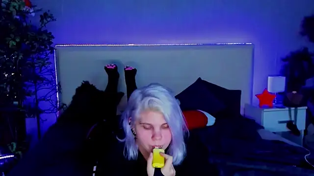 Snapshot of JoannLowe chatting on 6, 1, 2025 JoannLowe online show from 6, 1, 2025