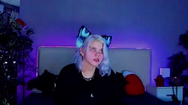 Snapshot of JoannLowe chatting on 7, 1, 2025 JoannLowe online show from 7, 1, 2025