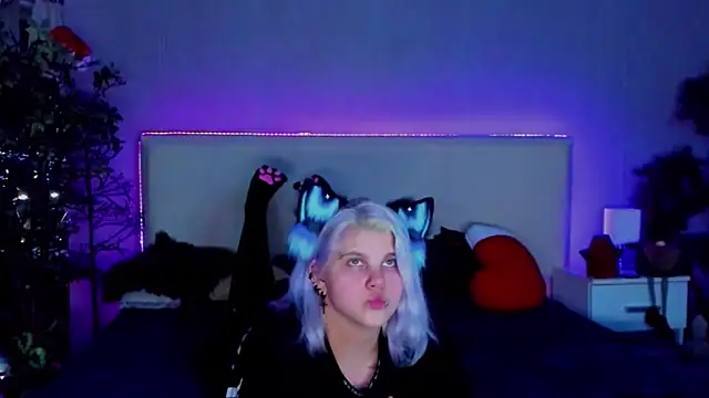 Snapshot of JoannLowe chatting on 7, 1, 2025 JoannLowe online show from 7, 1, 2025