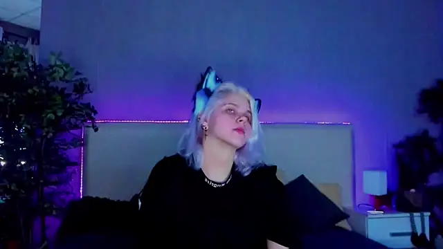 Snapshot of JoannLowe chatting on 10, 1, 2025 JoannLowe online show from 10, 1, 2025