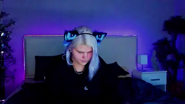 Snapshot of JoannLowe chatting on 13, 1, 2025 JoannLowe online show from 13, 1, 2025