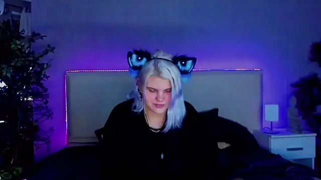 Snapshot of JoannLowe chatting on 14, 1, 2025 JoannLowe online show from 14, 1, 2025