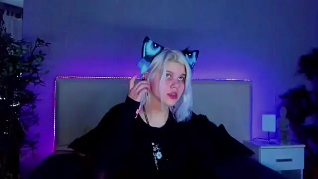 Snapshot of JoannLowe chatting on 18, 1, 2025 JoannLowe online show from 18, 1, 2025