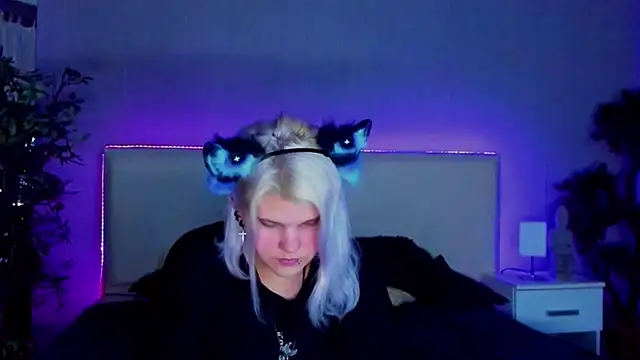 Snapshot of JoannLowe chatting on 18, 1, 2025 JoannLowe online show from 18, 1, 2025