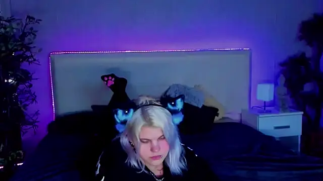 Snapshot of JoannLowe chatting on 20, 1, 2025 JoannLowe online show from 20, 1, 2025